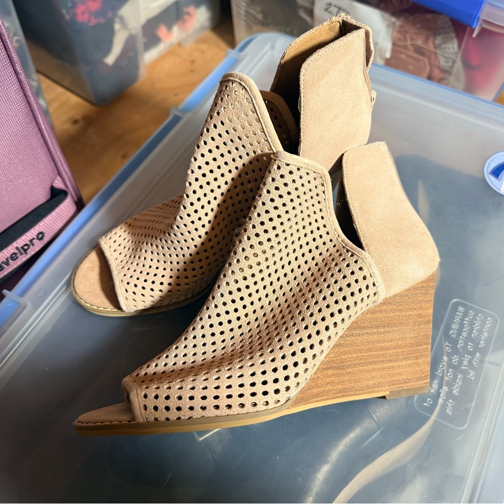 Susina Beige Perforated Wedge Sandals soft leather size 8